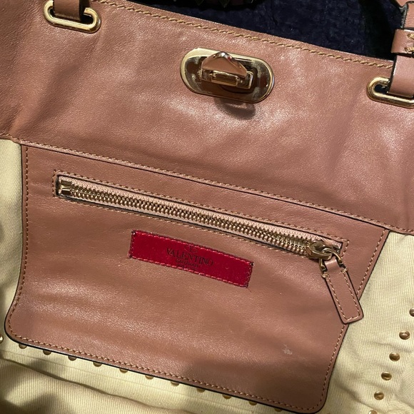 Valentino small tote, excellent used condition. Taupe with slight pink hue color - Picture 3 of 6